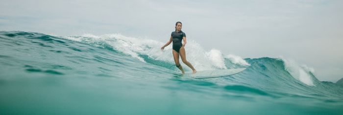 mann auf einem segelboot