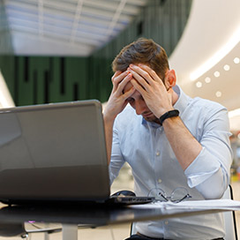 verzweifelter mann am laptop