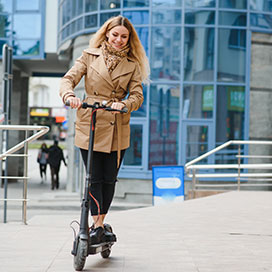 frau auf dem e-scooter