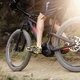 mann mit dem fahrrad im wald