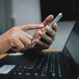 eine hand tippt am smartphone