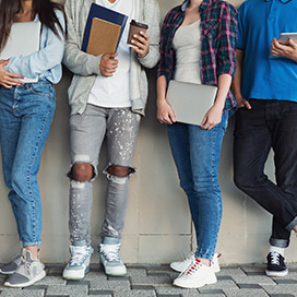 junge Erwachsene am Campus