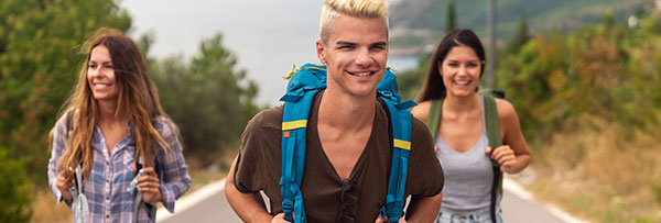 jugne menschen beim wandern