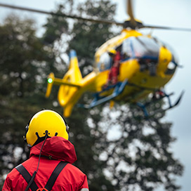 notfallhubschrauber wird eingewiesen