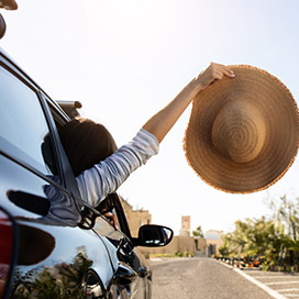 frau mit auto im urlaub