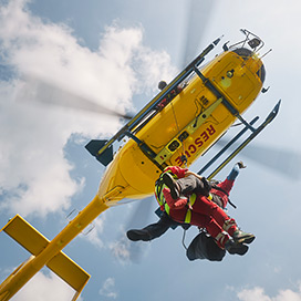 zwei sanitaeter seilen sich vom hubschrauber ab