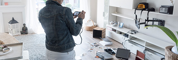 frau macht fotos von einem einbruch