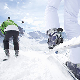 schi fahren in verschneiten bergen