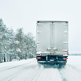 lastwagen auf verschneiter strasse