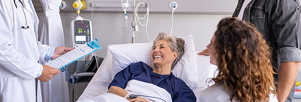 frau liegt im krankenhausbett