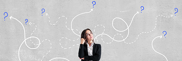 frau mit vielen fragezeichen