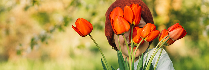 kind mit tulpen in den armen