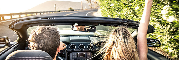 frau und mann fahren im cabrio