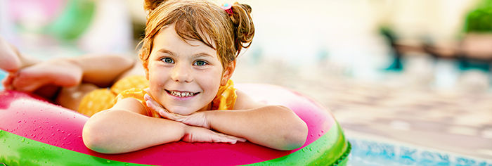 kind im swimmingpool