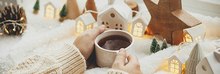 weihnachtslich dekoriertes Fenster mit einer Tasse Tee