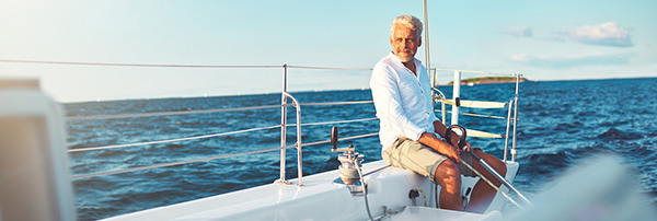 mann auf einem segelboot