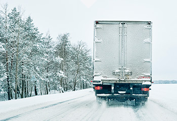 lastwagen auf einer schneefahrbahn