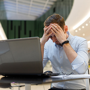 verzweifelter mann am laptop