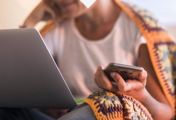 frau vor dem laptop