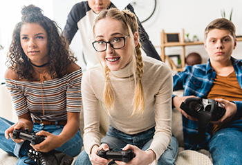 teens beim computerspielen