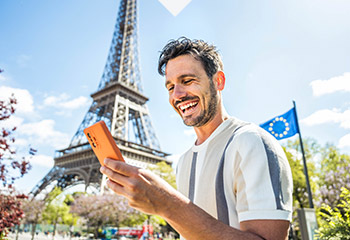 mann in paris vor dem eiffelturm