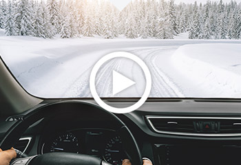 auto faehrt auf schneefahrbahn