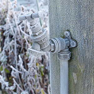 eingefrorener wasserhahn im garten