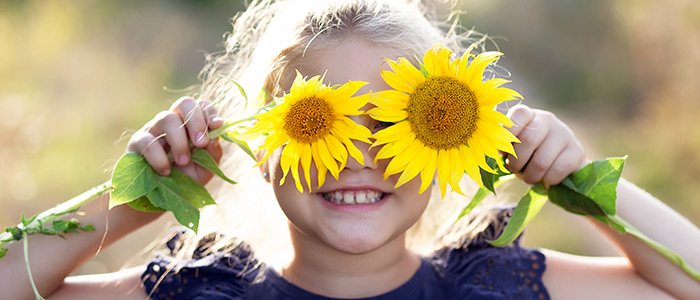 kind mit sonnenblumen