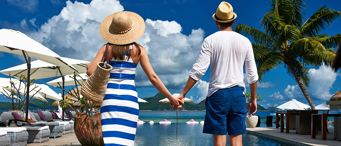 paar steht hand in hand am strand