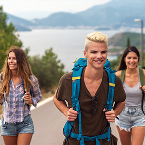 junge leute gehen wandern