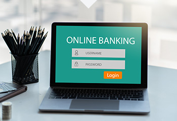 monitor mit einem screen zum online banking