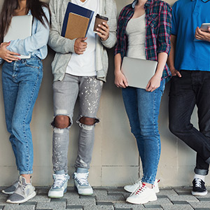 junge menschen am campus
