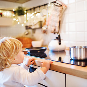 neugieriges Kind am Herd