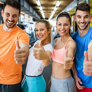 junge menschen im fitnessstudio