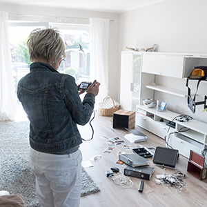 frau fotografiert schaden nach einem einbruch