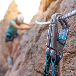 karabiner eines sicherheitsseiles beim klettern