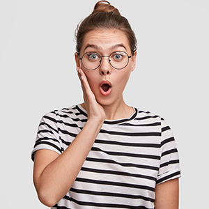 erstaunte junge frau