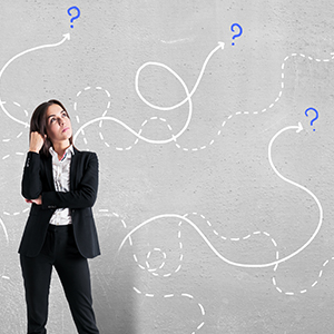 frau mit vielen fragzeichen