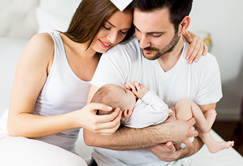 junges Paar mit einem neugeobrenen Baby