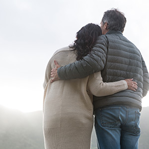frau und mann arm im arm