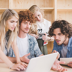 junge erwachsene vor einem laptop