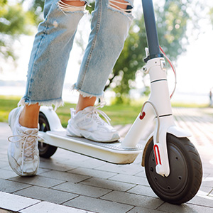 maedchen auf e-scooter