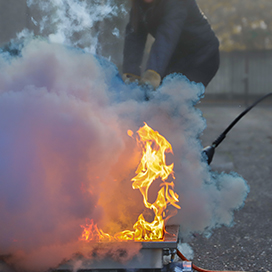 brand mit feuerloescher loeschen