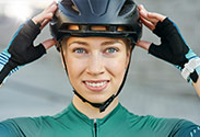 frau mit fahrradhelm