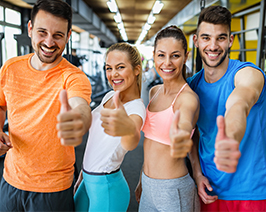 Gruppe junger, sportlicher Menschen im Fitnessstudio