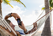 frau liegt in der hängematte im urlaub