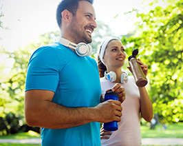 ein mann und eine frau trinken wasser nach dem sport