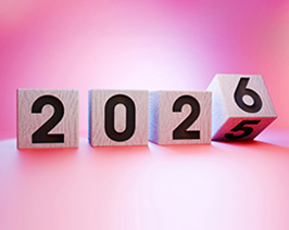holzw&uuml;rfel mit der jahreszahl 2026