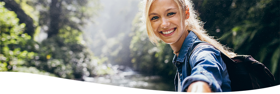 frau geht wandern in der natur